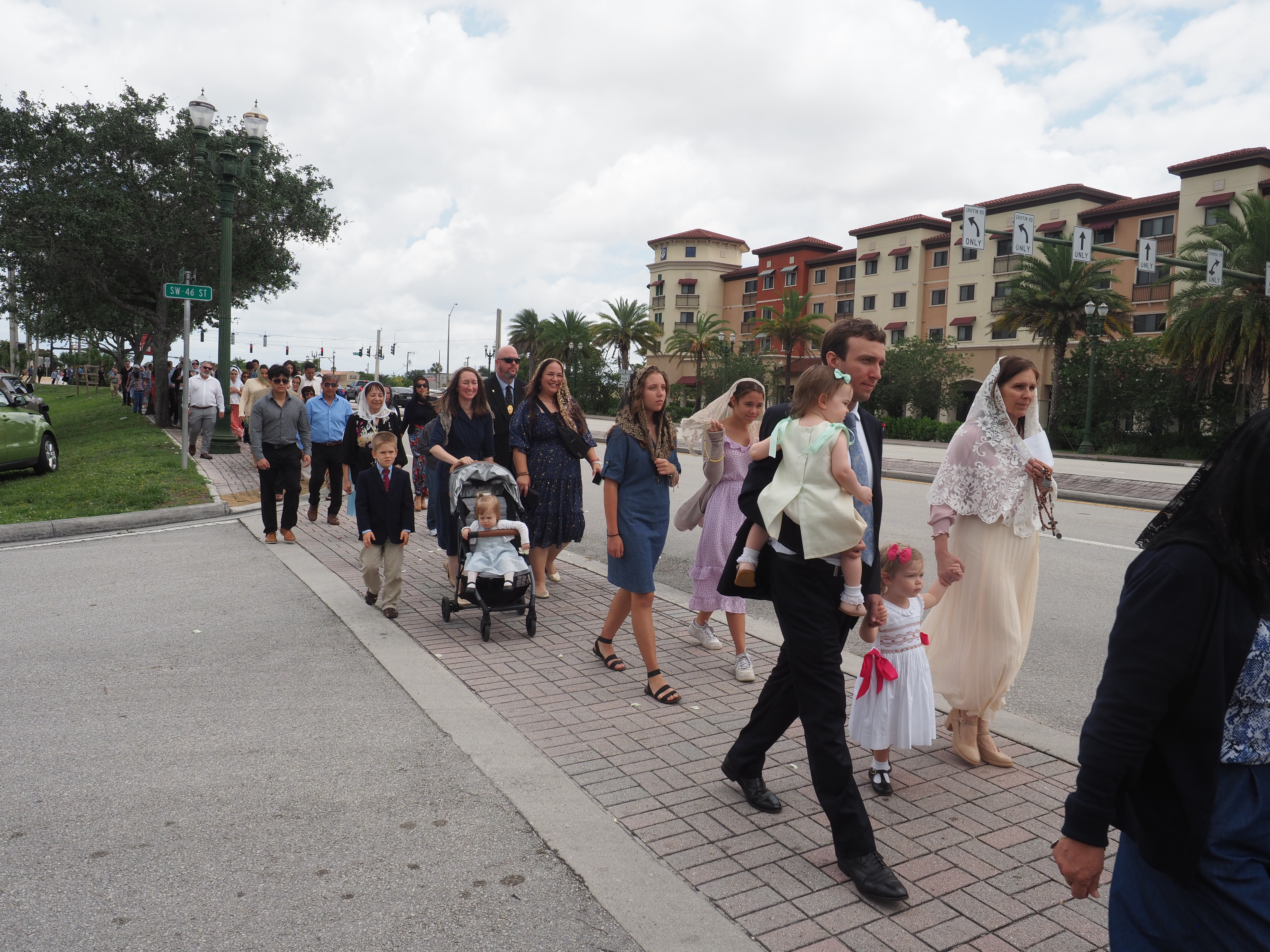 May Crowning an Procession 90