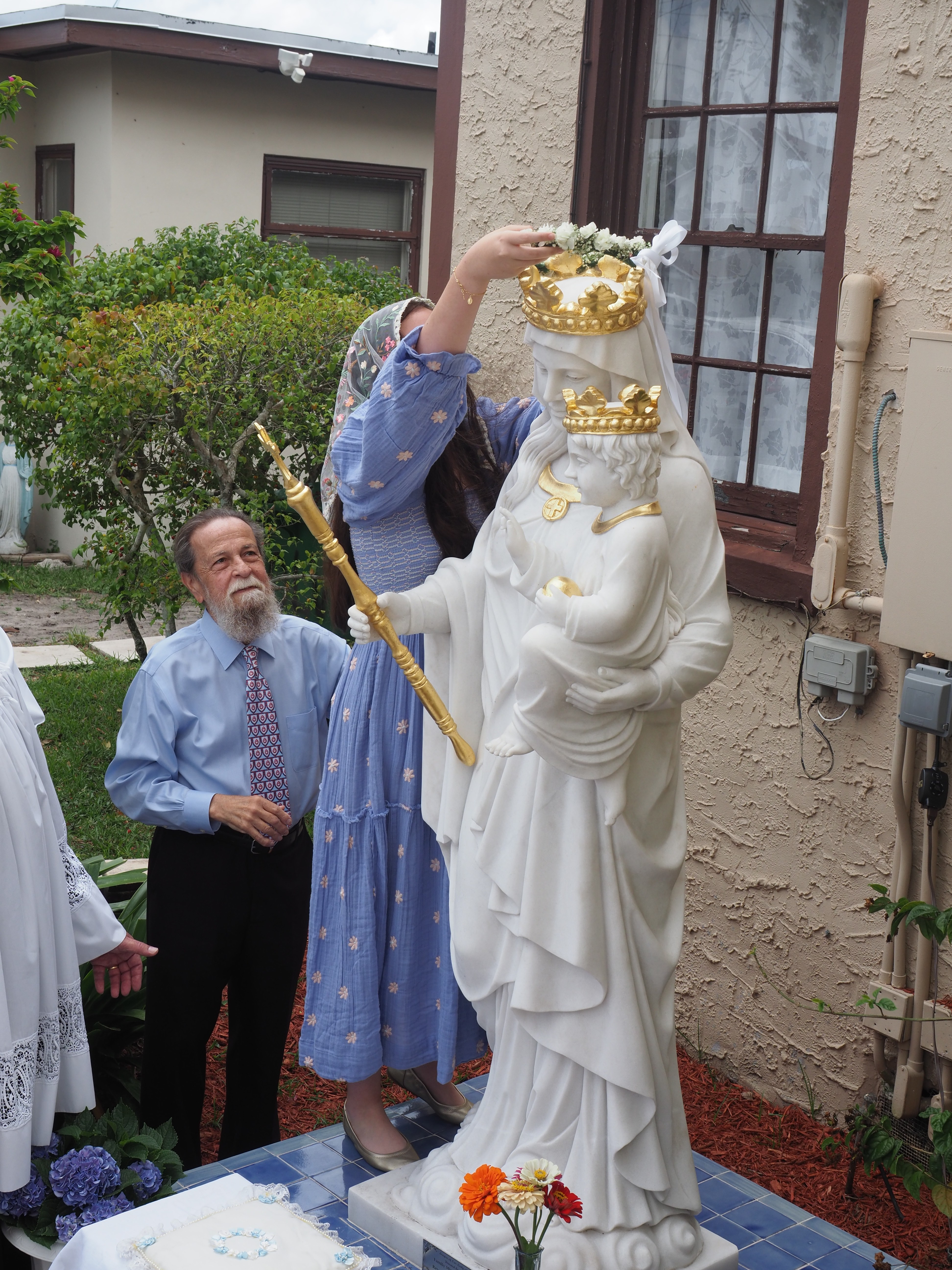 May Crowning an Procession 112