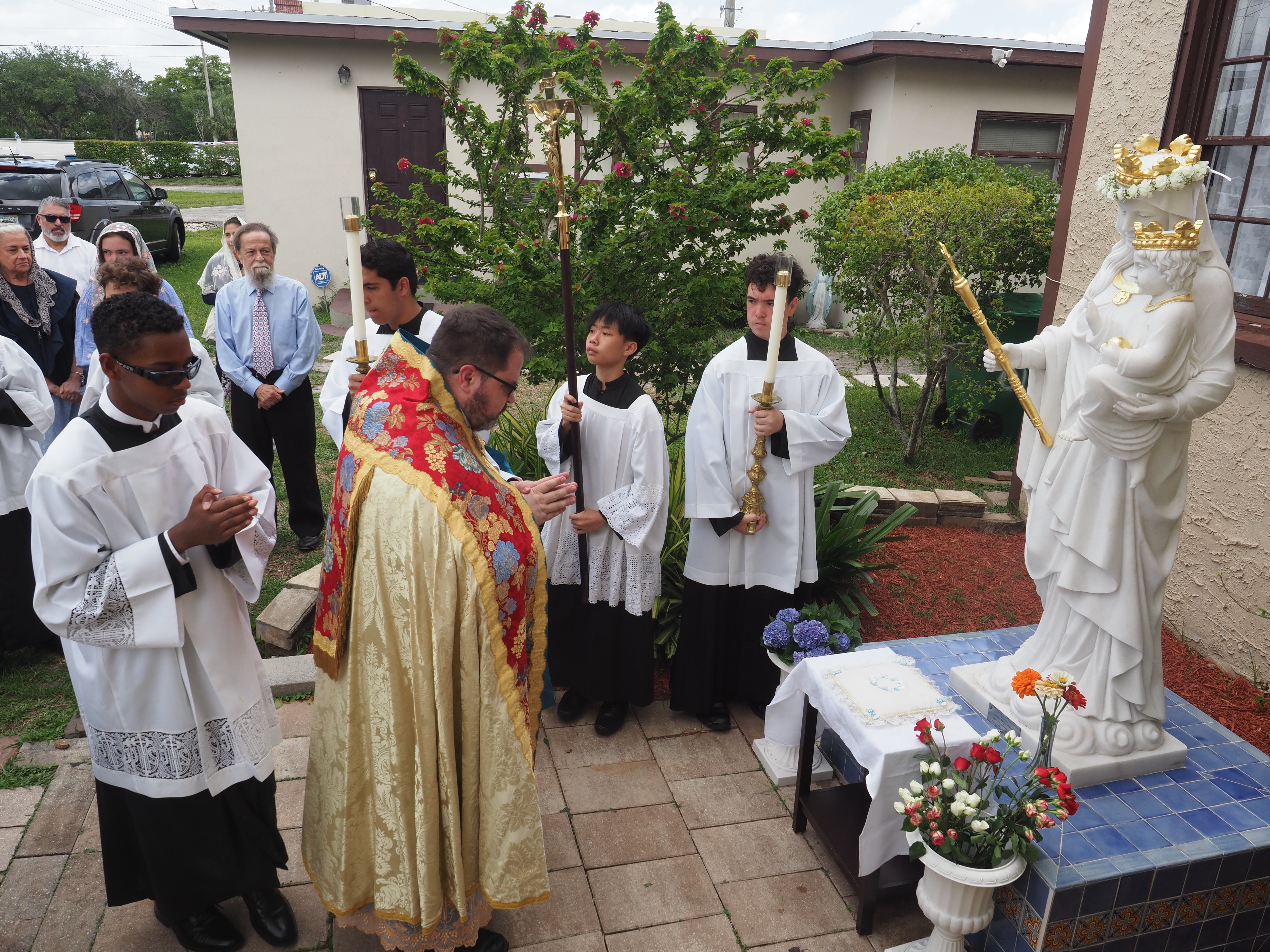 May Crowning an Procession 127